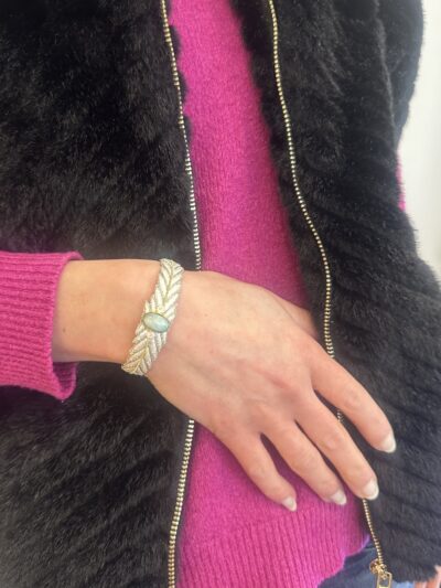 Bracelet manchette "Feuille" en broderie et pierre semi-précieuse