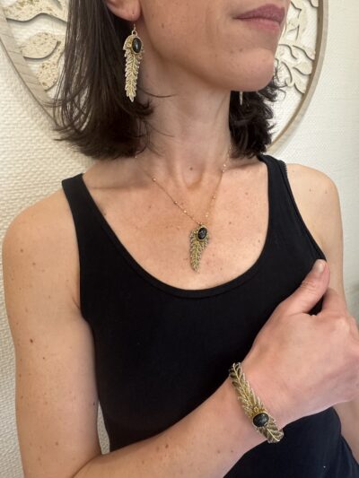 Collier feuille en broderie ornée d'une pierre semi-précieuse