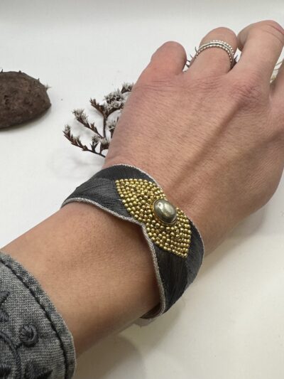 Manchette en fil de soie et pierre fine