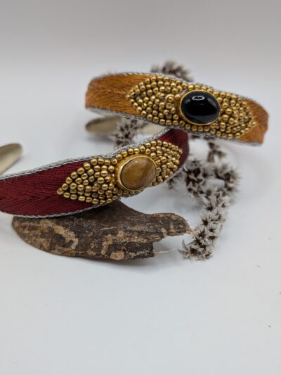 Bracelet brodé, cabochon et perles