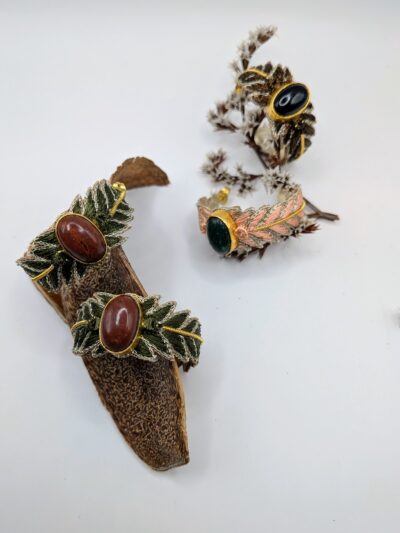 Créoles feuilles, broderie et pierres ornementales