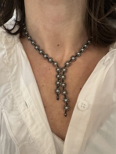 Collier court en perles de culture grises et pyrite Travail fait main en Sicile Boutique de créateurs au Touquet