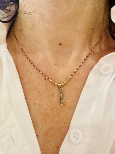 Collier fil de soie et trilogie de pierres
