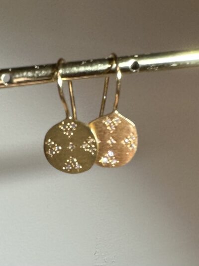 Boucles d'oreilles médailles en plaqué or et zirconium. Créatrice Parisienne Disponible en boutique au Touquet