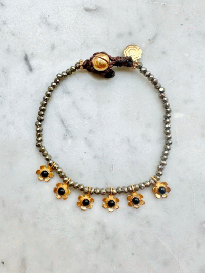 Bracelet en pyrite et fleurettes en émail noir