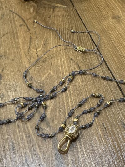 Sautoir mousqueton et cordon en Iolite et Pyrite Création artisanale Parisienne En magasin au Touquet ,Longueur 70 cm