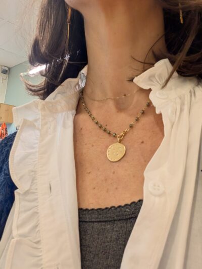 collier médaille en Pyrite 46 cm, bain d'or à 1 micron, création artisanale Parisienne, A découvrir dans notre boutique au Touquet