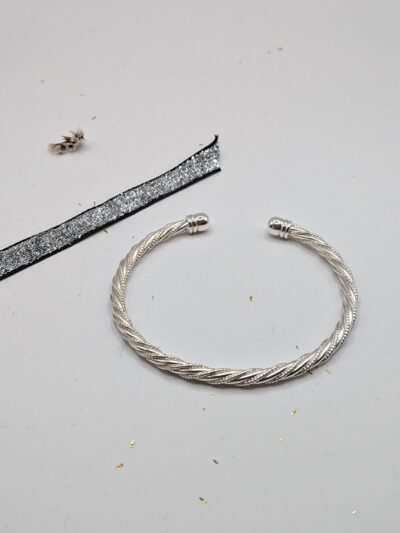 Jonc torsadé fin en argent Création artisanale parisienne