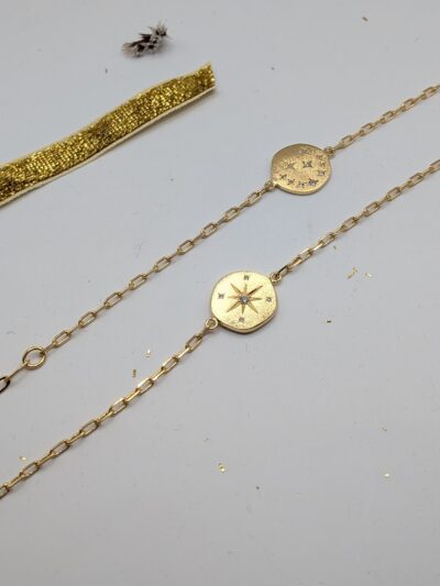 Bracelet médaille en plaqué or et cristal de zirconium, adaptable entre 15 et 18 cm. Création artisanale parisienne Tous les bijoux médailles sont à retrouver en boutique au Touquet