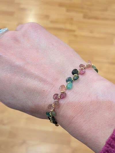 Bracelet fait main en Tourmaline multi colore et plaqué or. 17 cm , pièce unique élaborée par une créatrice Parisienne