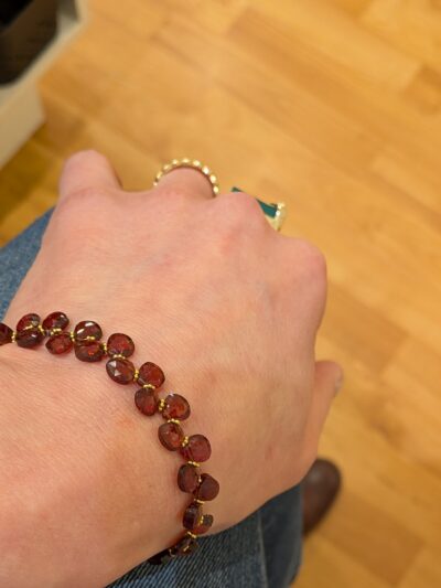 Bracelet fait main en pierre naturelle de grenat et plaqué or. 17 cm , pièce unique élaborée par une créatrice Parisienne