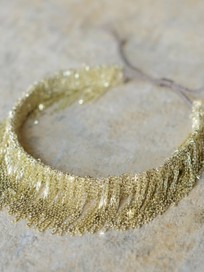 Bracelet à franges en fils d'argent baignés d'or avec un cordon de soie ajustable, travail fait main d'une créatrice parisienne