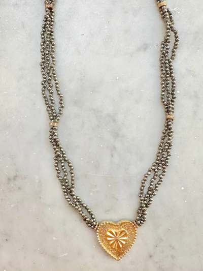 Collier en pyrite et sa médaille coeur est en vermeil, artisanat Italien, disponible en boutique au Touquet