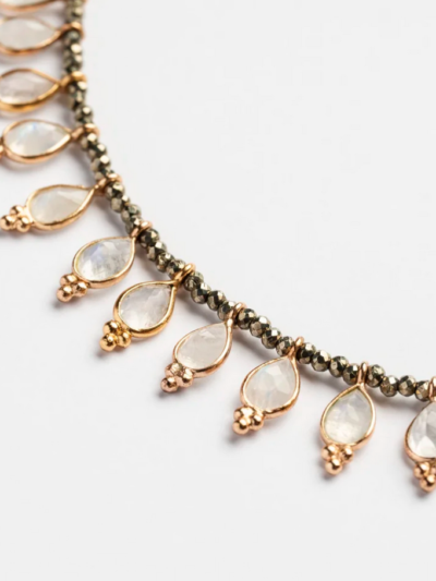 Collier en pyrite et bindies labradorite blanche Longueur : 40 cm Fait main en Sicile Boutique de créateurs au Touquet