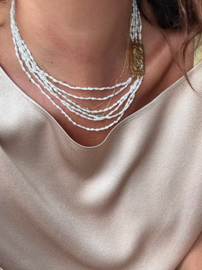 Choker multi fils en perles fines d'eau douces, fermoir ancien gravé en vermeil Longueur au plus court : 39 cm Artisanat Italien En boutique au Touquet