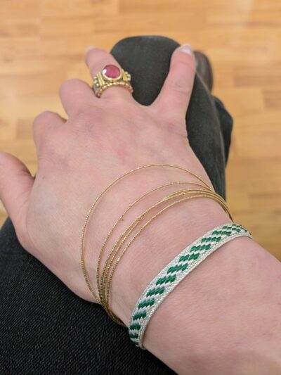 Bracelet en fils de soie ajustable avec un nœud coulissant, fait main en atelier à Paris