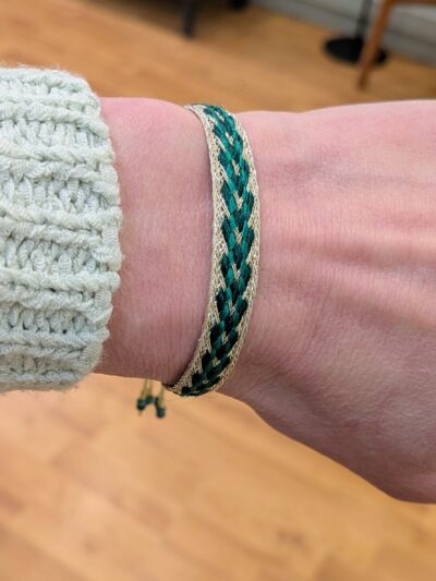 Bracelet en fils de soie ajustable avec un nœud coulissant, fait main en atelier à Paris