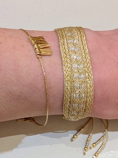 Bracelet en fils de soie ajustable avec un nœud coulissant, fait main en atelier à Paris