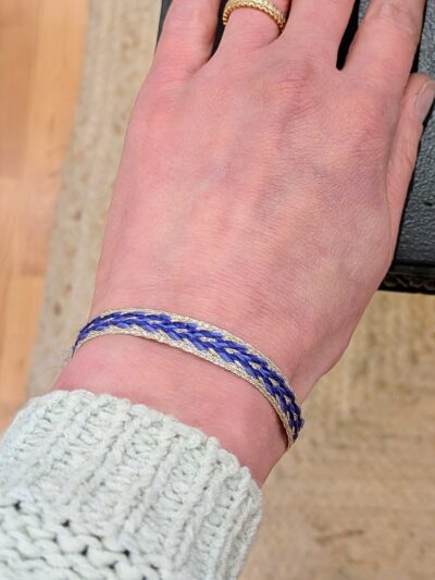 Bracelet en fils de soie ajustable avec un nœud coulissant, fait main en atelier à Paris