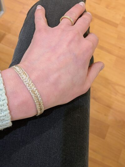 Bracelet en fils de soie ajustable avec un nœud coulissant, fait main en atelier à Paris