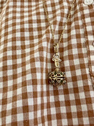 Sautoir avec chaine alternée maille boule de 72 cm, un pendentif en forme de boule ajourée, surmontée d'émail et de pyrite. En plaqué or 3 microns. Dans cette petite cage n'hésitez pas à y glisser des petites pierres, comme de l'ambre, des poèmes, un petit porte-bonheur. Réalisé avec passion dans un atelier Parisien chargé d'histoire.