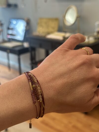 Ce bracelet  multi-tours est un incontournable, 3 cordons de tissus, alliant acier doré et pierres fines. Avec chaîne de rallonge pour s'adapter à tous les poignets. Ce bracelet existe en plusieurs couleurs, avec différentes pierres naturelles. Fabrication artisanale Française, 