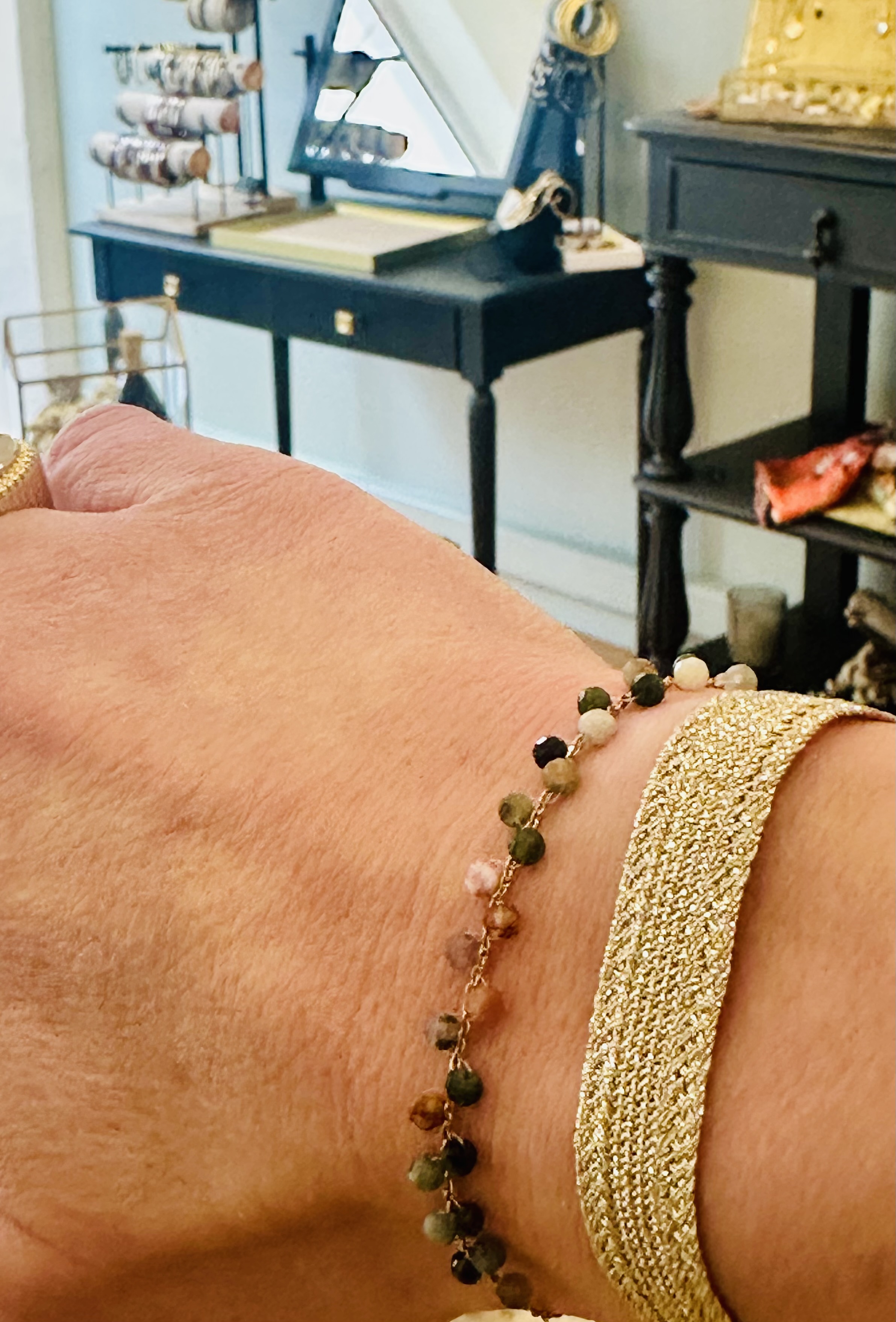 Bracelet en tourmaline multicolore doré à l'or fin 2 microns, création artisanale Nîmoise, longueur 17.5 cm. A retrouver en boutique au Touquet