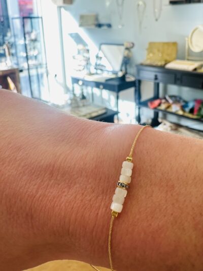 Le lien discret pour sceller une relation, en nacre, pierre naturelle et cordon délicat, nœuds coulissants à fixer éternellement, Melusine Le Touquet