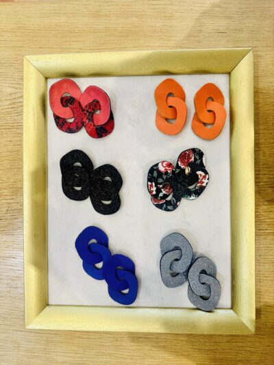 Des boucles d'oreilles en cuir, de toutes les formes, pétillantes à paillettes, colorées, légères, existent en clips, sur le touquet, rue st Louis