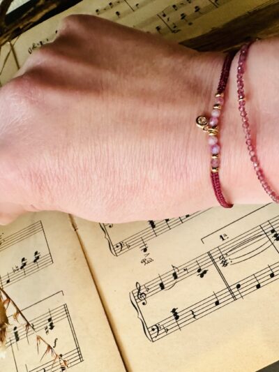 Un bracelet délicat relevé par les pierres mais solide par son lien! Un nœud coulissant facile à installer et retirer, à associer avec d'autres pierres...