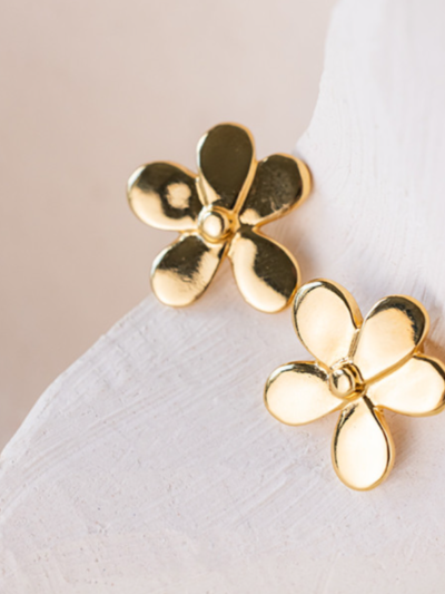 Boucles d'oreilles mini flora en plaqué or 24 carats, création artisanale Parisienne Disponible chez Mélusine au Touquet 💫