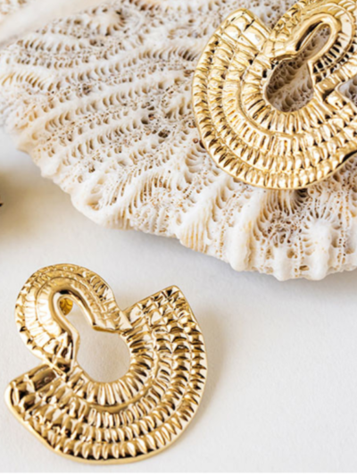 Boucles d'oreilles en métal recyclé doré à l'or fin 24 carats Tiges en argent pour éviter les allergies Hauteur : 3.5 cm largeur : 3.8 cm env. Artisanat Parisien