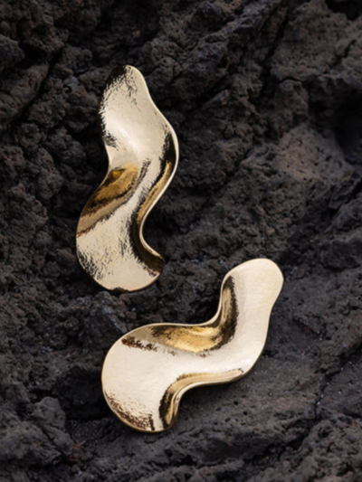 Boucles d'oreilles courbées et dorées à l'or fin 24 carats, création artisanale parisienne