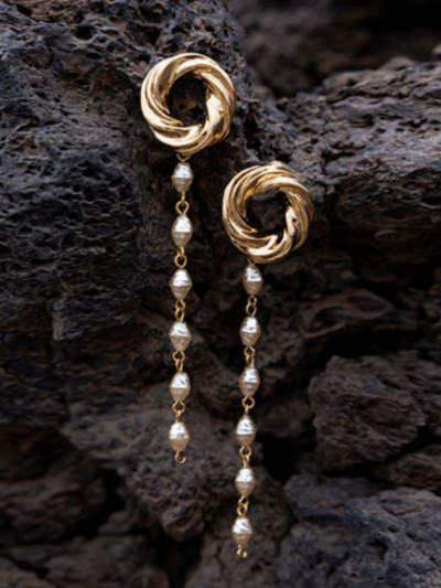 Boucles d'oreilles torsadées et chaîne perlée baroque métal doré à 24 carats Création en atelier parisien