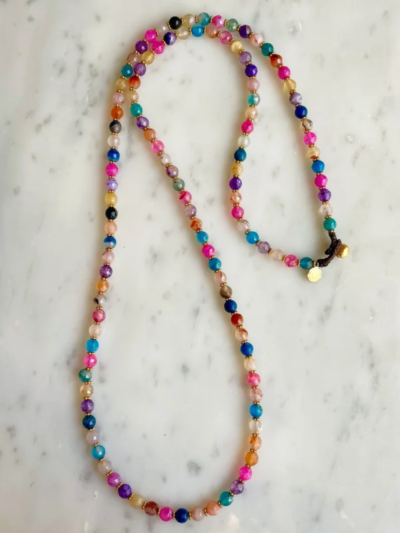 Sautoir en agates pastel et vermeil de 87 cm, se porte au cou, poignet ou cheville. Création en atelier Italien