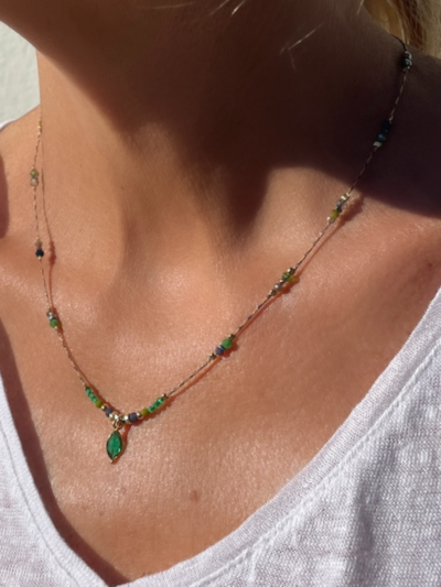 Collier ajustable en fils de soir et pierres naturelles 100 % artisanat Français. A retrouver également en boutique chez Mélusine au Touquet