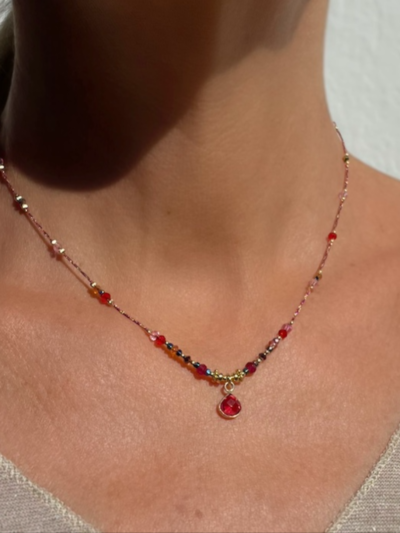 Collier ajustable en fils de soir et pierres naturelles 100 % artisanat Français. A retrouver également en boutique chez Mélusine au Touquet