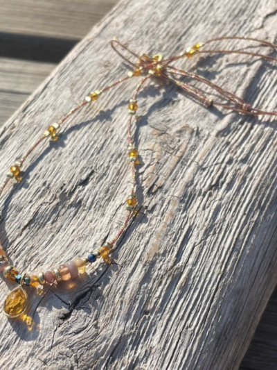 Collier ajustable en fils de soir et pierres naturelles 100 % artisanat Français. A retrouver également en boutique chez Mélusine au Touquet