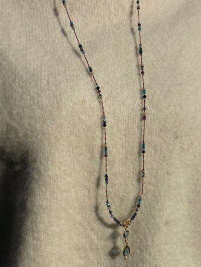 Collier ajustable en fils de soir et pierres naturelles 100 % artisanat Français. A retrouver également en boutique chez Mélusine au Touquet