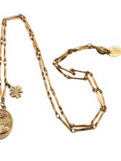 Collier médaille double cœur en plaqué or 24 carats à 1 micron. Médaille 2cm / 1.5 cm et pampille trèfle. Longueur du collier 55 cm. Travail artisanal réalisé en atelier Parisien 