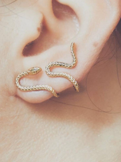 Boucle serpent vendu à l'unité, s'adapte à l'oreille droite ou gauche. Dorée à l'or fin 1 micron 24 carats. Création artisanale Parisienne