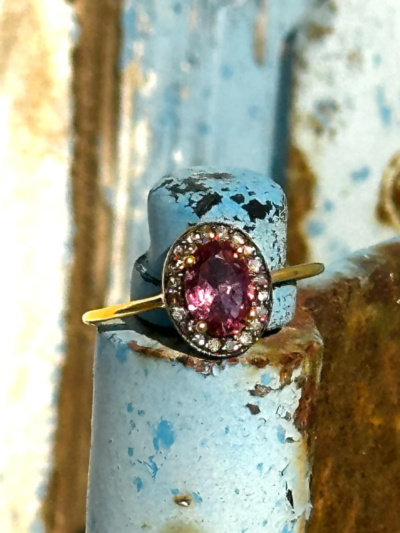 Bague Victoria en plaqué or 3 microns sur base argent, tourmaline rose entourée de diamants. Travail artisanal d'une créatrice Parisienne.