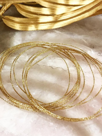 Bracelet fin en plaqué or à 3 microns sur base argent, a porter seul ou en accumulation, créatrice parisienne, chez Mélusine bijoux au Touquet