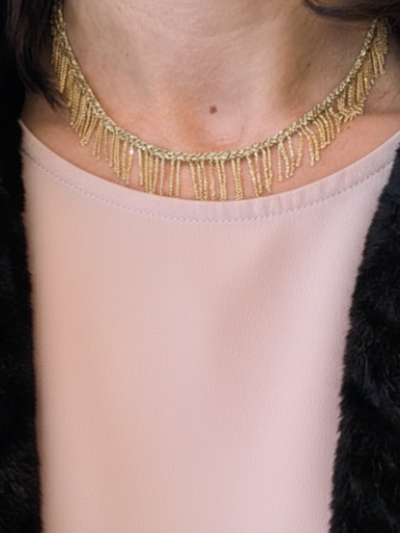 Collier tissé à franges dorées
