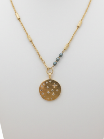 Collier médaille perles bleues