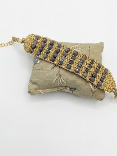 Bracelet en fils d'argent doré à l'or 24 carats et fils de soie Tissage autour de la pierre naturelle de Tourmaline Longueur de 15 à 18 cm Travail artisanal fait main à Milan