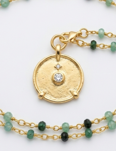 Collier médaille hublot dorée à 1 micron d'or 24 carats Chaîne en Pierres naturelles d'Emeraude. Longueur 46 cm Création artisanale en atelier à Paris