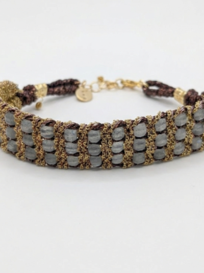 Bracelet en tissage de fils doré (plaqué or 1 micron) et fils de soie  Pierre naturelle de Labradorite Fermoir à ressaut, largeur 15 mm Fait main en atelier à Milan