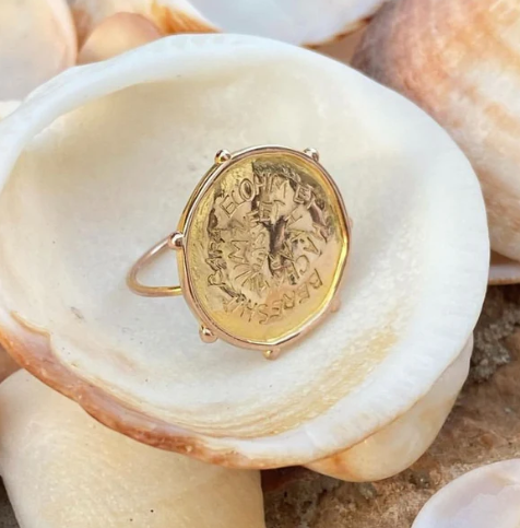 Chaque bijou est réalisé avec un savoir-faire qui épouse les codes de la joaillerie, sertis grains, pierres fines, laiton galvanisé en plaqué or 18 carats.