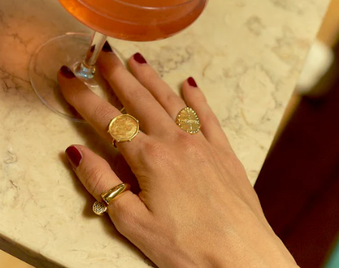 Chaque bijou est réalisé avec un savoir-faire qui épouse les codes de la joaillerie, sertis grains, pierres fines, laiton galvanisé en plaqué or 18 carats.